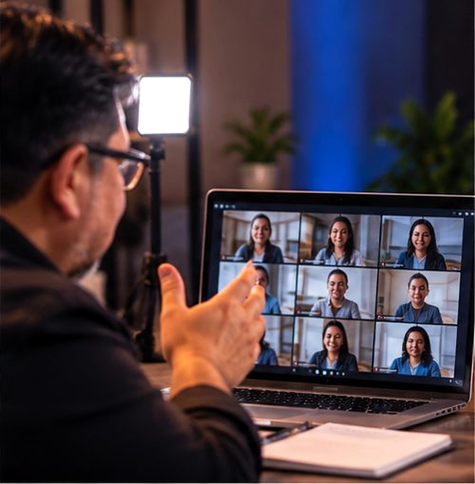 Ricardo dirigiendo una sesión online con participantes en videollamada