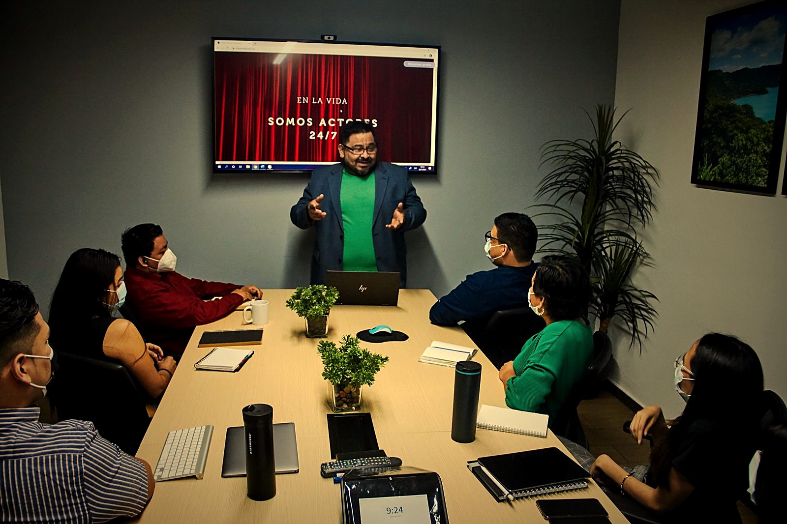 Ricardo impartiendo un taller presencial del Método Actores 24/7 a un equipo